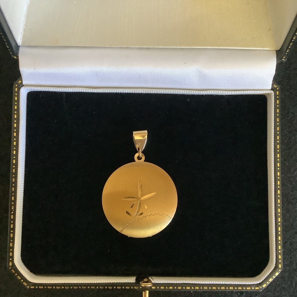 Vintage gold tone picture locket pendant.